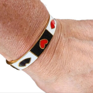 C. Wonder kiss‎ me heart bangle